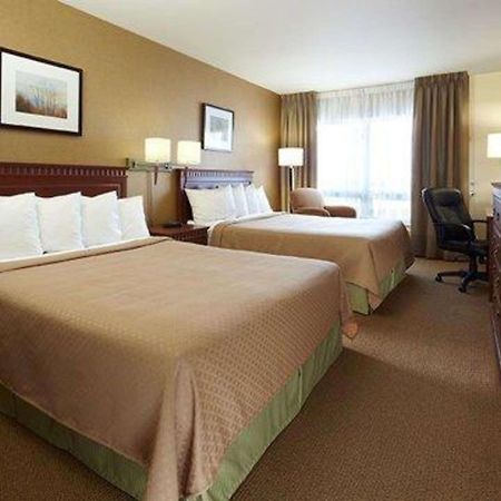 Quality Inn&Suites Aéroport P.E. Montréal-Trudeau Airport Dorval Exterior foto