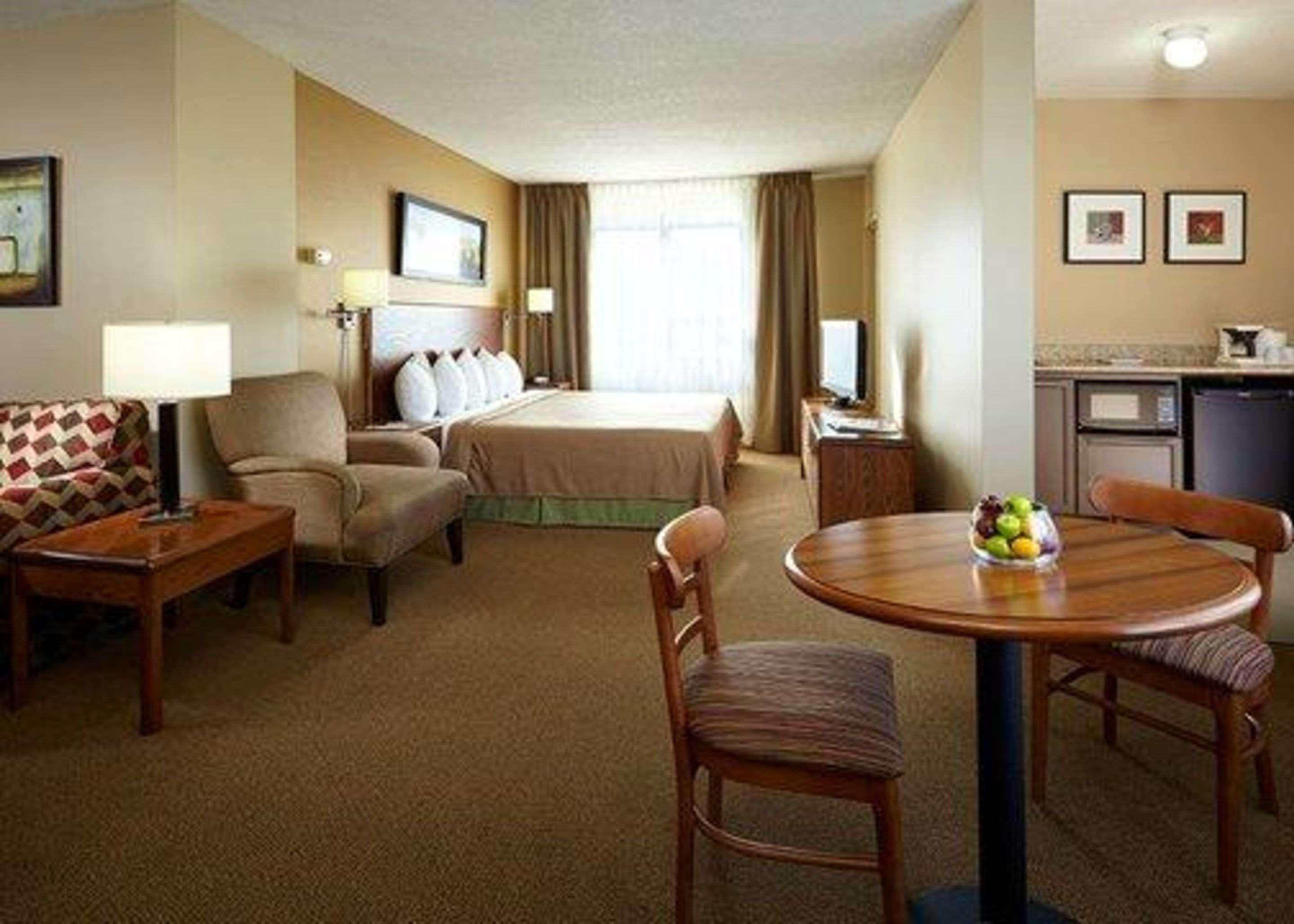 Quality Inn&Suites Aéroport P.E. Montréal-Trudeau Airport Dorval Exterior foto