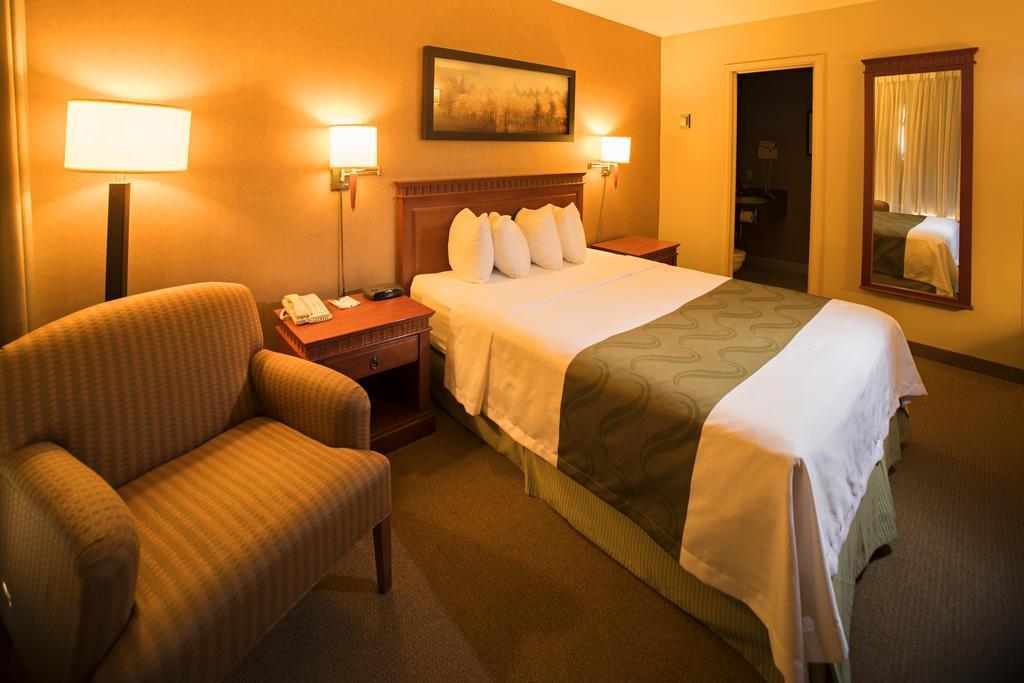 Quality Inn&Suites Aéroport P.E. Montréal-Trudeau Airport Dorval Exterior foto