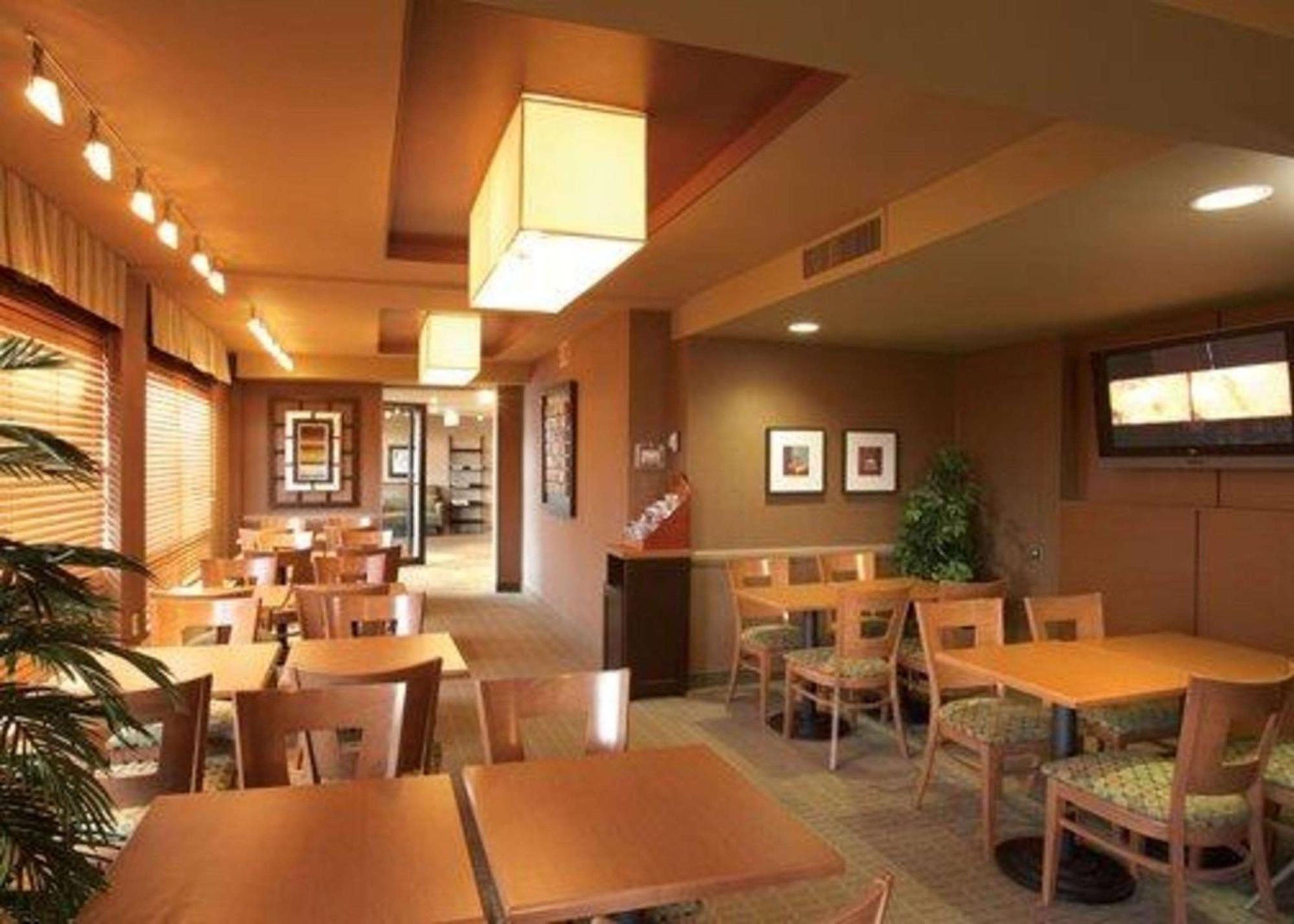 Quality Inn&Suites Aéroport P.E. Montréal-Trudeau Airport Dorval Exterior foto