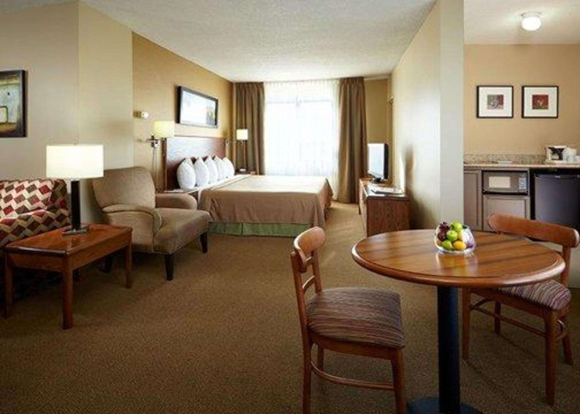 Quality Inn&Suites Aéroport P.E. Montréal-Trudeau Airport Dorval Exterior foto