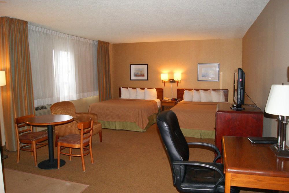 Quality Inn&Suites Aéroport P.E. Montréal-Trudeau Airport Dorval Exterior foto