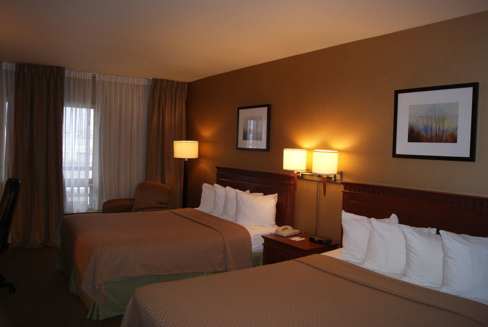 Quality Inn&Suites Aéroport P.E. Montréal-Trudeau Airport Dorval Exterior foto