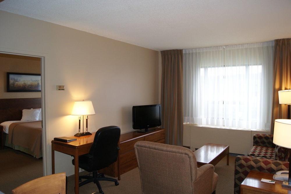 Quality Inn&Suites Aéroport P.E. Montréal-Trudeau Airport Dorval Exterior foto