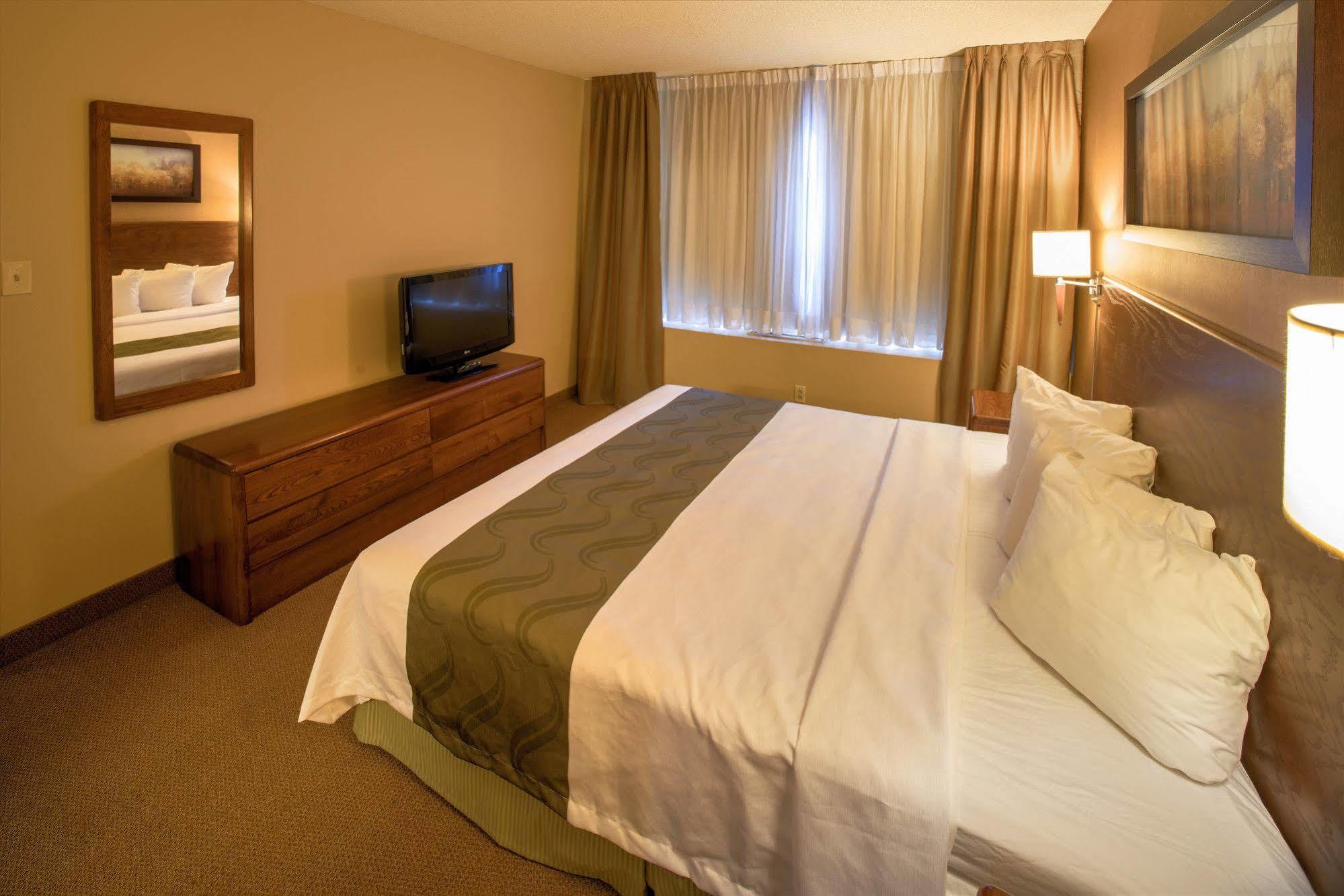 Quality Inn&Suites Aéroport P.E. Montréal-Trudeau Airport Dorval Exterior foto